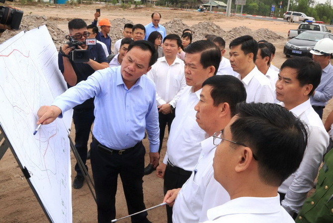 Bí thư Tỉnh ủy Đồng Nai Nguyễn Hồng Lĩnh và Chủ tịch Ủy ban nhân dân tỉnh Đồng Nai Võ Tấn Đức kiểm tra tiến độ một dự án giao thông trọng điểm trên địa bàn huyện Nhơn Trạch.