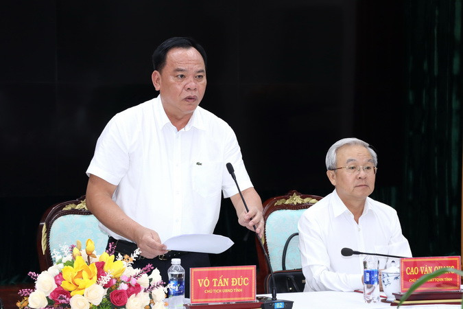 Phó Bí thư Tỉnh ủy, Chủ tịch Ủy ban nhân dân tỉnh Đồng Nai Võ Tấn Đức đề nghị chấn chỉnh lề lối làm việc, thái độ một bộ phận cán bộ, công chức. Phó Bí thư Tỉnh ủy, Chủ tịch Ủy ban nhân dân tỉnh Đồng Nai Võ Tấn Đức đề nghị chấn chỉnh lề lối làm việc, thái độ một bộ phận cán bộ, công chức.