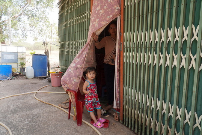 Người dân xã Bình Sơn, huyện Long Thành không dám ra khỏi nhà vì bụi đỏ tấn công.