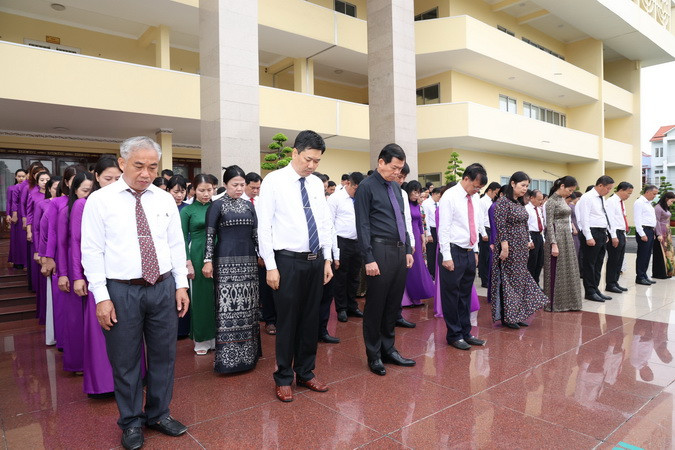 Đồng chí Nguyễn Hồng Lĩnh, Ủy viên Trung ương Đảng, Bí thư Tỉnh ủy Đồng Nai cùng các đại biểu dành một phút mặc niệm tưởng nhớ Tổng Bí thư Nguyễn Phú Trọng.