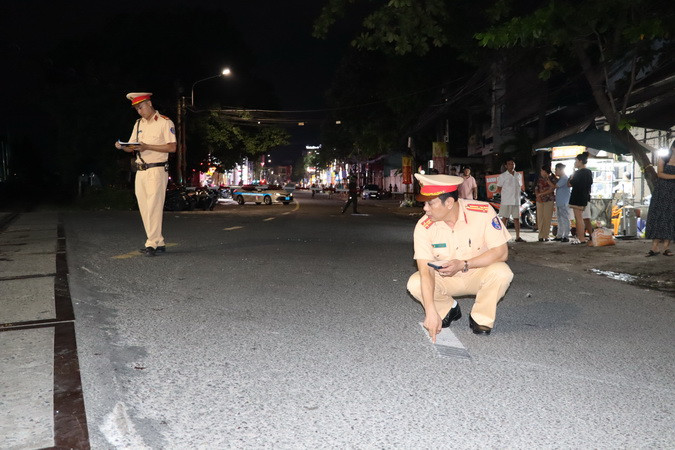 Hiện trường vụ tai nạn được phong tỏa phục vụ công tác khám nghiệm trong đêm.