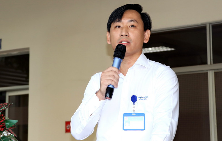 Đồng chí Mai Thành Nhân trình bày ý tưởng cải tạo đường Phan Chu Trinh tại buổi chào cờ.