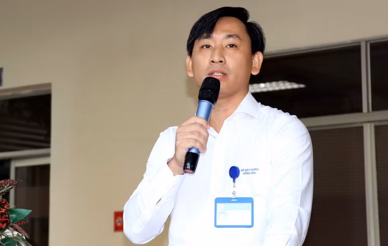 Đồng chí Mai Thành Nhân trình bày ý tưởng cải tạo đường Phan Chu Trinh tại buổi chào cờ.