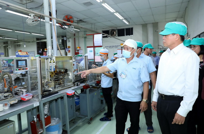 Bí thư Tỉnh ủy Đồng Nai Nguyễn Hồng Lĩnh khảo sát tại một nhà máy ở khu công nghiệp Biên Hòa 2.