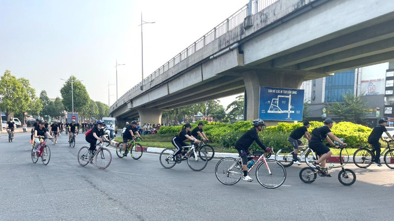 Đạp xe hưởng ứng chiến dịch Giờ trái đất năm 2025 qua một số tuyến đường tại thành phố Biên Hòa. Đạp xe hưởng ứng chiến dịch Giờ trái đất năm 2025 qua một số tuyến đường tại thành phố Biên Hòa.