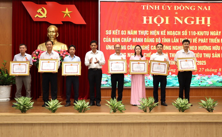 Lãnh đạo tỉnh Đồng Nai trao Bằng khen cho các cá nhân.