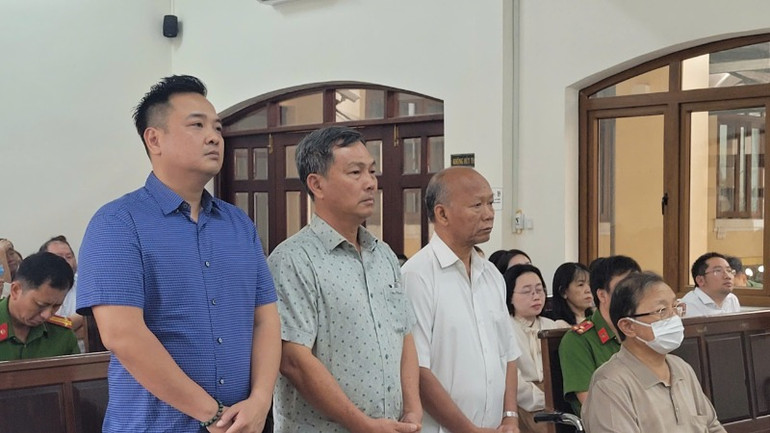 Bốn cựu lãnh đạo Công ty cổ phần đầu tư Nhơn Trạch tại phiên tòa.