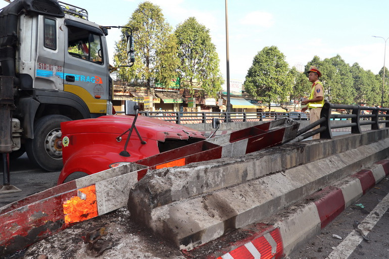 Thanh lan can hầm chui ngã ba Vũng Tàu bị hư hỏng sau vụ tai nạn.