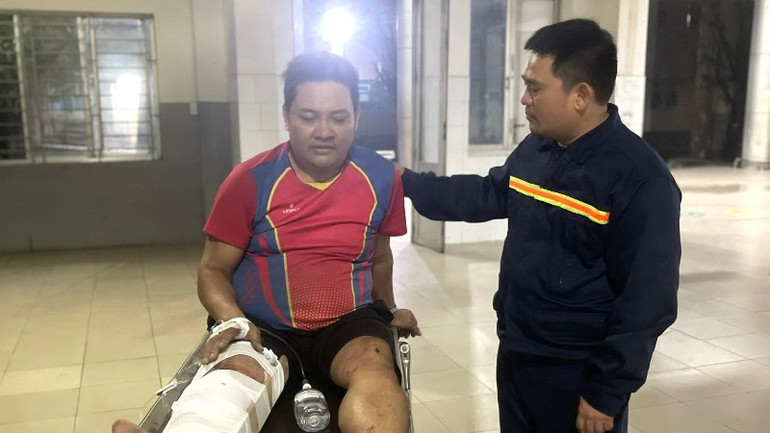 Lái xe tải Hoàng Văn Hoan bị thương được đi cấp cứu tại tại Bệnh viện đa khoa Thống Nhất.