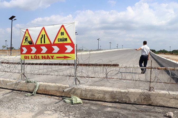 Dự luận trong một bộ phận cán bộ, đảng viên và người dân đặt vấn đề, việc dùng ngân sách hàng trăm tỷ đồng để xây dựng một cây cầu xong không có đường đi liệu có sự lãng phí?