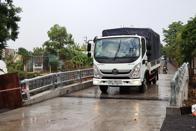 Phương tiện lưu thông qua cầu suối Cầu Quan sau khi thông xe kỹ thuật.