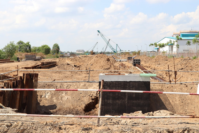 Khu vực thi công tuyến kênh xả nước làm mát nhà máy nhiệt điện Nhơn Trạch 3, 4.