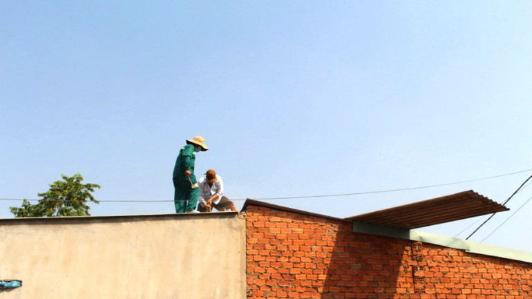 Người dân phường Phước Tân tháo dỡ nhà cửa di dời để bàn giao mặt bằng dự án đường cao tốc Biên Hòa-Vũng Tàu.