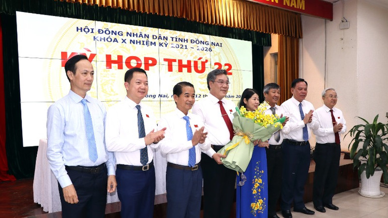 Lãnh đạo tỉnh Đồng Nai chúc mừng ông Dương Minh Dũng, Bí thư Huyện ủy Long Thành được bầu giữ chức Phó Chủ tịch Ủy ban nhân dân tỉnh.