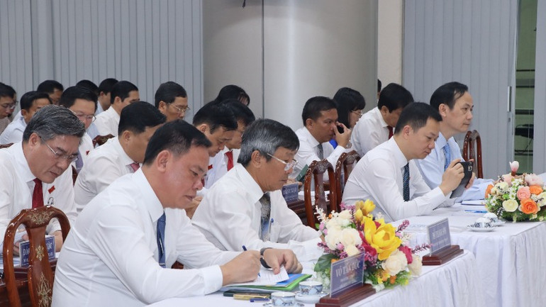 Lãnh đạo tỉnh Đồng Nai và các đại biểu tham dự kỳ họp.