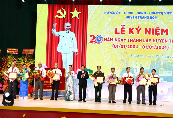 Lãnh đạo huyện Trảng Bom tặng bảng tri ân các đồng chí nguyên lãnh đạo huyện.