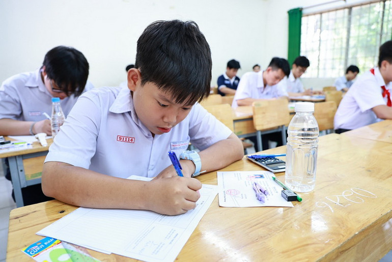 Thí sinh điền thông tin vào giấy thi. Thí sinh điền thông tin vào giấy thi.