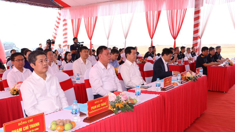 Các đại biểu tham dự buổi lễ.