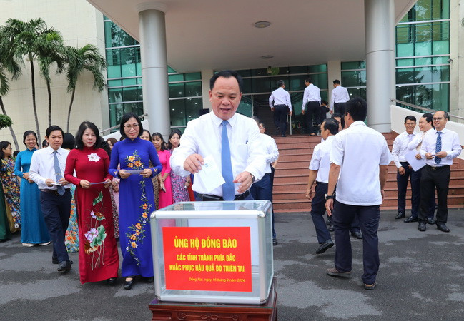 Chủ tịch Ủy ban nhân dân tỉnh Đồng Nai Võ Tấn Đức tham gia quyên góp ủng hộ đồng bào các tỉnh phía bắc khắc phục hậu quả bão số 3. Chủ tịch Ủy ban nhân dân tỉnh Đồng Nai Võ Tấn Đức tham gia quyên góp ủng hộ đồng bào các tỉnh phía bắc khắc phục hậu quả bão số 3.