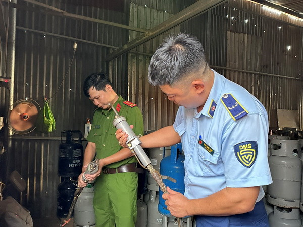 Kiểm tra dụng cụ dùng để sang chiết gas trái phép.