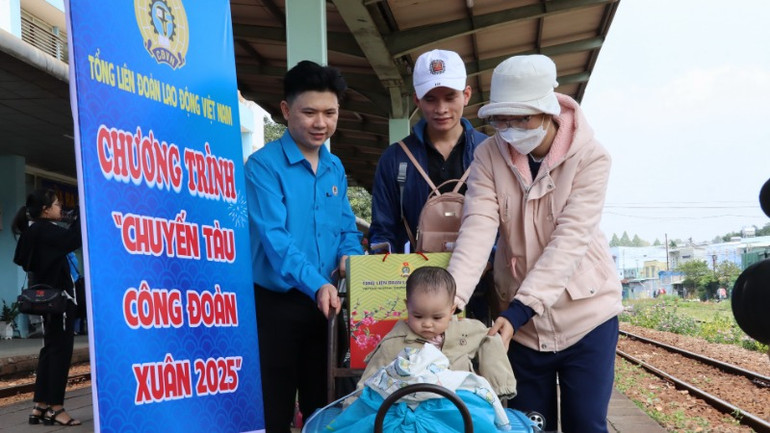Cán bộ công đoàn hỗ trợ gia đình một công nhân di chuyển hành lý lên tàu. Cán bộ công đoàn hỗ trợ gia đình một công nhân di chuyển hành lý lên tàu.