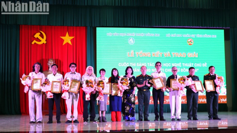 Ban tổ chức trao giải cho các tác giả đạt giải cao tại Cuộc thi sáng tác văn học nghệ thuật với chủ đề Chân dung người chiến sĩ Đồng Nai. Ban tổ chức trao giải cho các tác giả đạt giải cao tại Cuộc thi sáng tác văn học nghệ thuật với chủ đề Chân dung người chiến sĩ Đồng Nai.