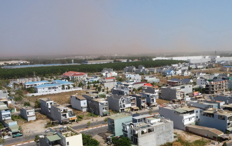 Khu tái định cư Lộc An-Bình Sơn cách vị trí thi công nhiều km nhưng cũng bị bụi phát tán đến.