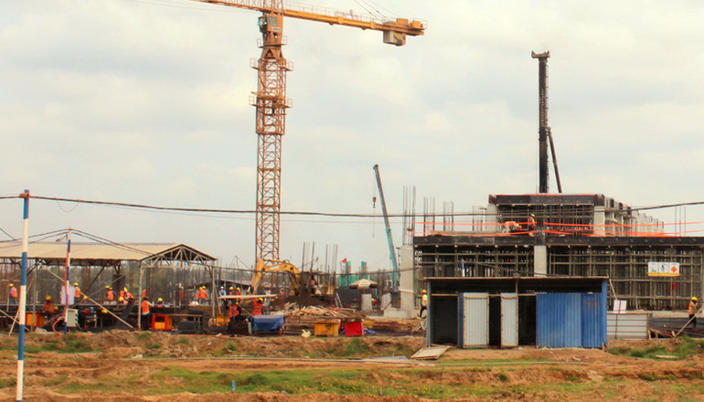 Công nhân thi công tại công trường Công ty Trách nhiệm hữu hạn Kingfa Science & Technology (Việt Nam) vào sáng 21/2.