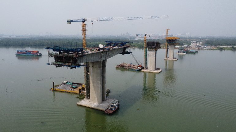 Cầu Nhơn Trạch trên tuyến Vành đai 3 đang được xây dựng để kết nối Thành phố Hồ Chí Minh với tỉnh Đồng Nai.