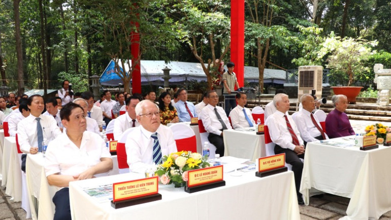 Các đại biểu tham dự buổi lễ.