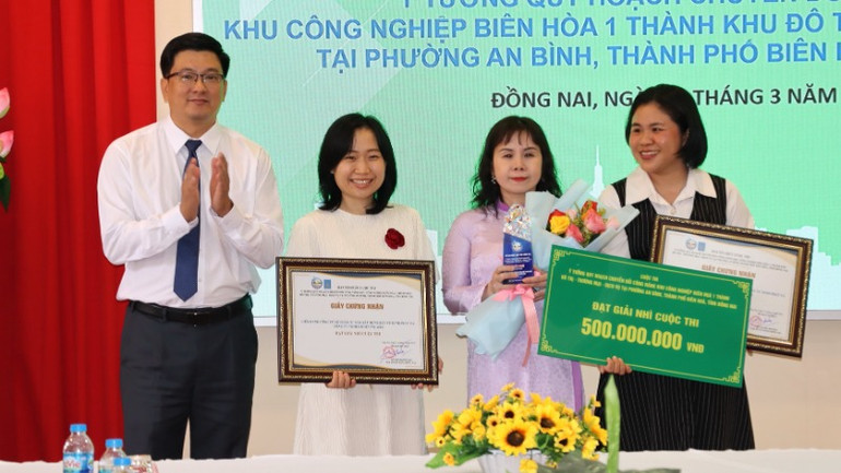 Lãnh đạo Sở Xây dựng Đồng Nai trao giải Nhì cuộc thi.