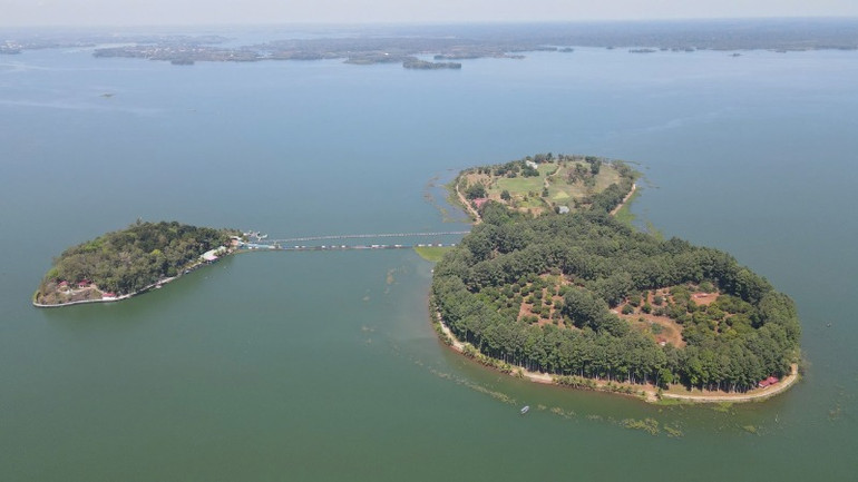 Toàn cảnh đảo Ó (bên trái) và đảo Đồng Trường ở giữa lòng hồ Trị An.