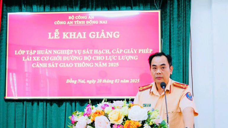 Thượng tá Trần Trọng Thủy, Trưởng phòng Cảnh sát giao thông, Công an tỉnh Đồng Nai phát biểu chỉ đạo lớp tập huấn.