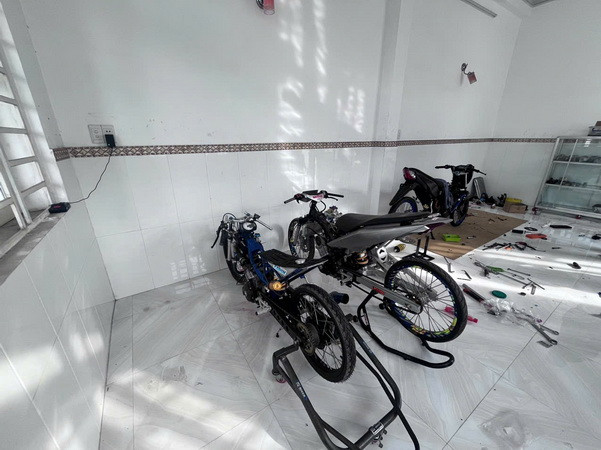 Nhiều xe đang độ tại tiệm sửa xe ở khu phố 1, phường Tân Mai, thành phố Biên Hoà.