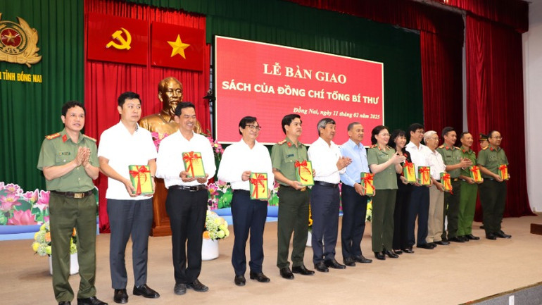 Ban Tổ chức buổi lễ trao tặng sách cho các đơn vị.