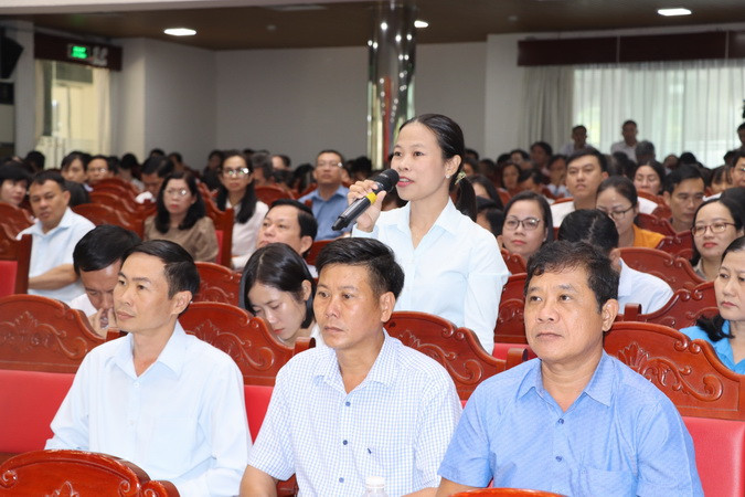 Đồng chí Nguyễn Thị Thu Dinh, Phó Trưởng Ban Xây dựng Hội Nông dân tỉnh Đồng Nai đặt câu hỏi tại buổi đối thoại.