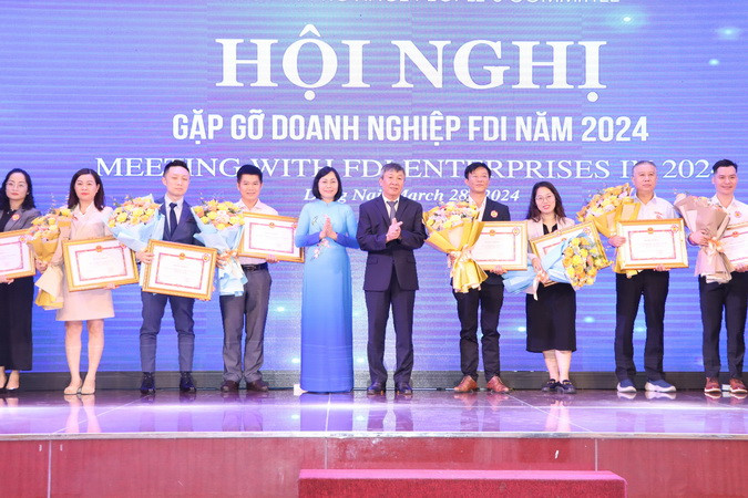 Lãnh đạo tỉnh Đồng Nai trao tặng Bằng khen cho một số doanh nghiệp FDI thành tích xuất sắc và đóng góp cho địa phương. Lãnh đạo tỉnh Đồng Nai trao tặng Bằng khen cho một số doanh nghiệp FDI thành tích xuất sắc và đóng góp cho địa phương.