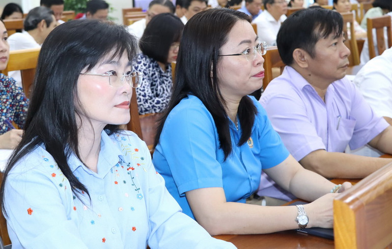 Lãnh đạo các sở, ngành tỉnh Đồng Nai tham dự hội nghị.