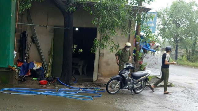 Thành viên lực lượng bảo vệ an ninh trật tự ở cơ sở xã Hố Nai 3 đã có mặt tại khu vực căn chòi gần barie. Thành viên lực lượng bảo vệ an ninh trật tự ở cơ sở xã Hố Nai 3 đã có mặt tại khu vực căn chòi gần barie.