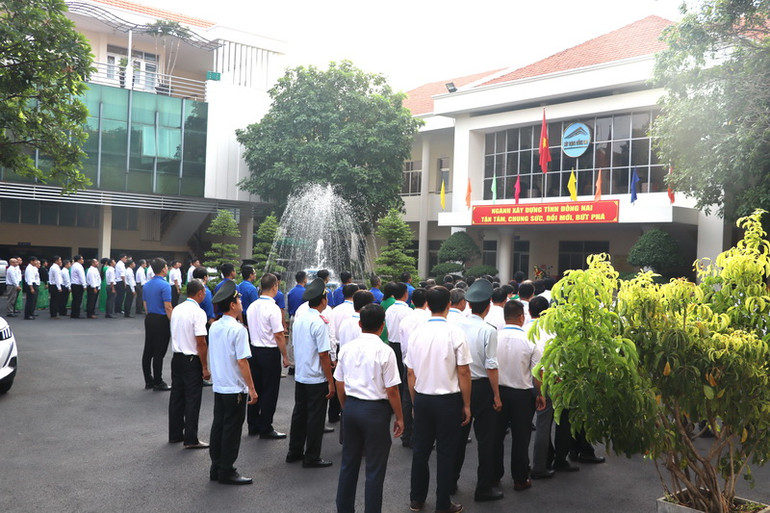 Cán bộ Sở Xây dựng tham dự lễ chào cờ đầu tuần.