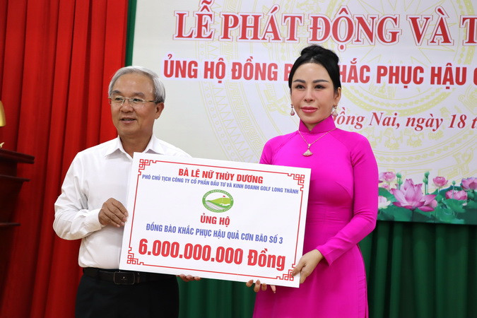 Bà Lê Nữ Thùy Dương, Phó Chủ tịch Công ty cổ phần Đầu tư và Kinh doanh Golf Long Thành trao bảng số tiền ủng hộ 6 tỷ đồng.
