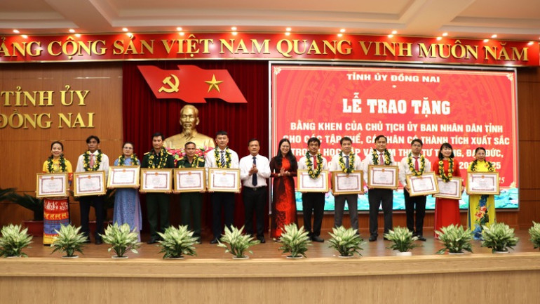 Tuyên dương, khen thưởng cho các tập thể.