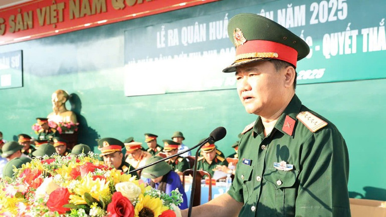 Đại tá Bùi Đăng Ninh, Chính ủy Bộ Chỉ huy quân sự tỉnh Đồng Nai phát động đợt thi đua cao điểm "Thần tốc-quyết thắng".