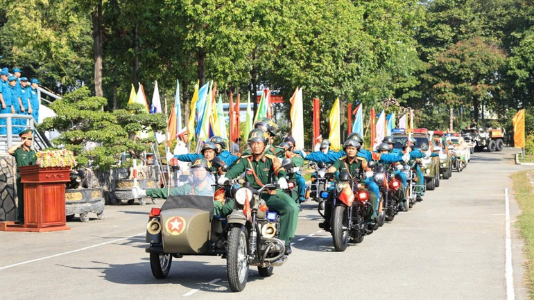 Lực lượng diễu hành biểu dương lực lượng.