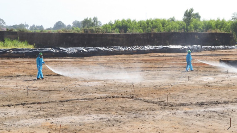 Công nhân xử lý ô nhiễm dioxin tại khu vực bên trong sân bay Biên Hòa.