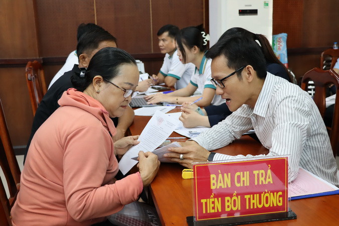 Người dân làm thủ tục nhận tiền bồi thường, hỗ trợ. Người dân làm thủ tục nhận tiền bồi thường, hỗ trợ.