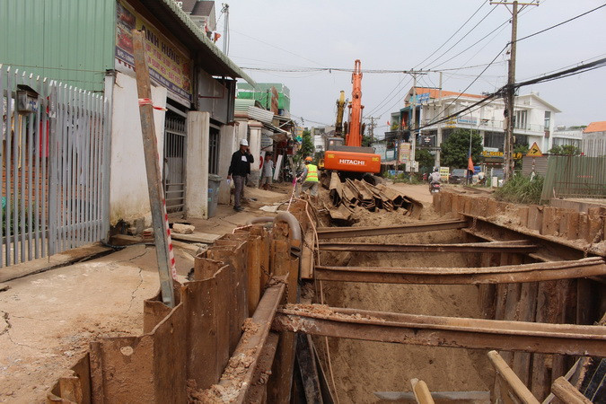 Việc thi công hệ thống thoát nước đường Châu Văn Lồng đã ảnh hưởng đến nhà của nhiều hộ dân. Việc thi công hệ thống thoát nước đường Châu Văn Lồng đã ảnh hưởng đến nhà của nhiều hộ dân.