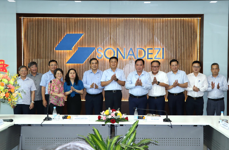 Lãnh đạo tỉnh Đồng Nai chúc mừng những kết quả đạt được của Tổng Công ty Sonadezi.
