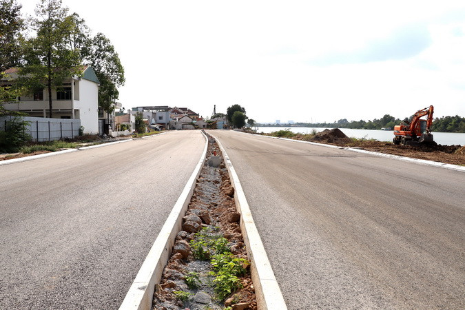 Tổng vốn đầu tư của dự án đường ven sông Đồng Nai là gần 1.300 tỷ đồng, trong đó chi phí xây dựng hơn 473 tỷ đồng và hơn 700 tỷ đồng giải phóng mặt bằng. Dự án được khởi công cuối năm 2021 và hoàn thành vào tháng 6/2023, nhưng đến nay vẫn đang rất ngổn ngang.