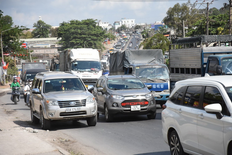 Các phương tiện ùn ứ trên Quốc lộ 1A, đoạn qua Đồng Nai.